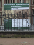 908540 Afbeelding van het bord 'Restauratie en herontwikkeling Muntgebouw', achter het hek van de voormalige Rijksmunt ...